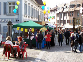 Flammkuchenverkauf auf dem Brettlemarkt 2008 in Emmendingen