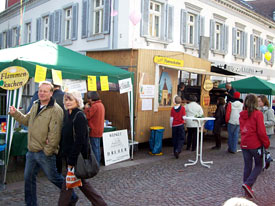 Flammkuchenverkauf auf dem Brettlemarkt 2008 in Emmendingen