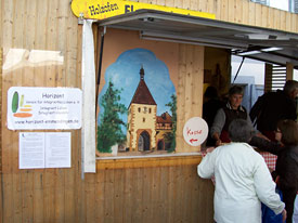 Flammkuchenverkauf auf dem Brettlemarkt 2008 in Emmendingen