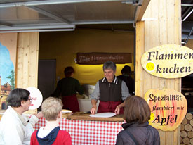 Flammkuchenverkauf auf dem Brettlemarkt 2008 in Emmendingen