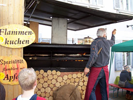Flammkuchenverkauf auf dem Brettlemarkt 2008 in Emmendingen