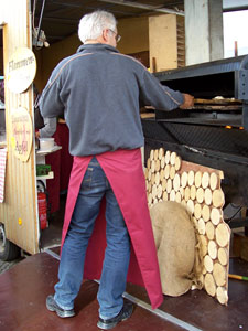 Flammkuchenverkauf auf dem Brettlemarkt 2008 in Emmendingen