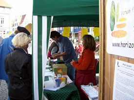 Flammkuchenverkauf auf dem Brettlemarkt 2008 in Emmendingen