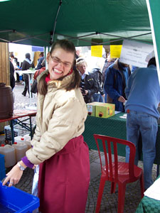Flammkuchenverkauf auf dem Brettlemarkt 2008 in Emmendingen