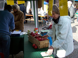 Flammkuchenverkauf auf dem Brettlemarkt 2008 in Emmendingen