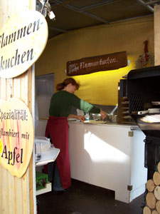 Flammkuchenverkauf auf dem Brettlemarkt 2008 in Emmendingen