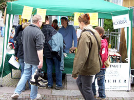 Flammkuchenverkauf auf dem Brettlemarkt 2008 in Emmendingen