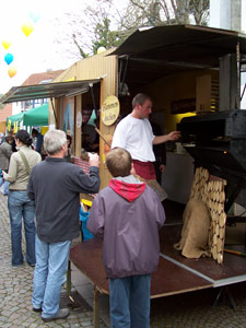 Flammkuchenverkauf auf dem Brettlemarkt 2008 in Emmendingen