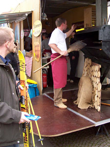 Flammkuchenverkauf auf dem Brettlemarkt 2008 in Emmendingen