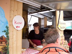 Flammkuchenverkauf auf dem Brettlemarkt 2008 in Emmendingen