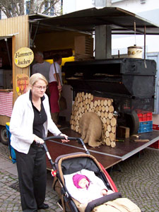 Flammkuchenverkauf auf dem Brettlemarkt 2008 in Emmendingen