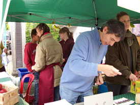 Flammkuchenverkauf auf dem Brettlemarkt 2008 in Emmendingen