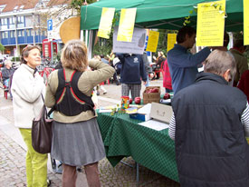 Flammkuchenverkauf auf dem Brettlemarkt 2008 in Emmendingen