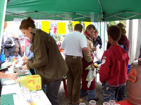 Flammkuchenverkauf auf dem Brettlemarkt 2008 in Emmendingen