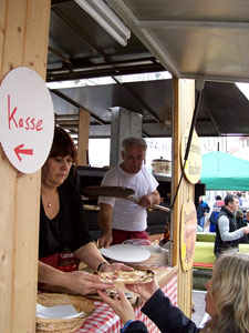 Flammkuchenverkauf auf dem Brettlemarkt 2008 in Emmendingen