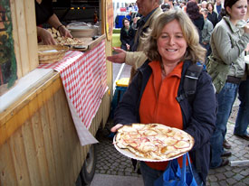 Flammkuchenverkauf auf dem Brettlemarkt 2008 in Emmendingen