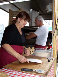 Flammkuchenverkauf auf dem Brettlemarkt 2008 in Emmendingen