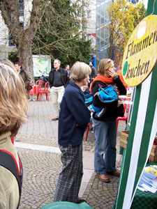 Flammkuchenverkauf auf dem Brettlemarkt 2008 in Emmendingen