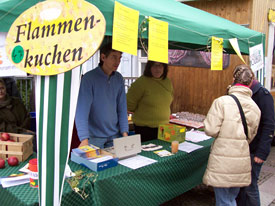 Flammkuchenverkauf auf dem Brettlemarkt 2008 in Emmendingen