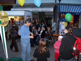Flammkuchenverkauf auf dem Brettlemarkt 2008 in Emmendingen